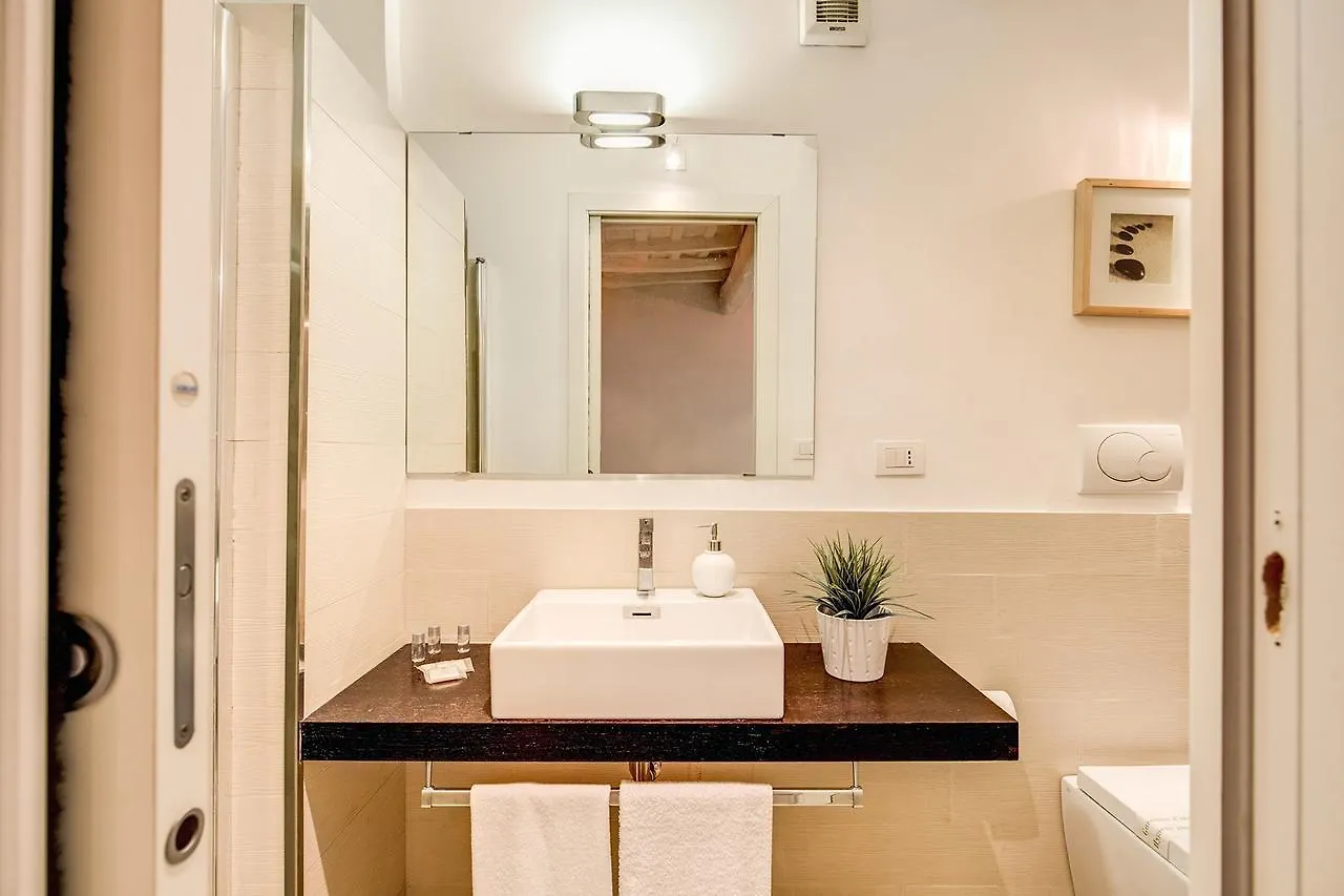 Yh Jacuzzi Suite Rom 0*,